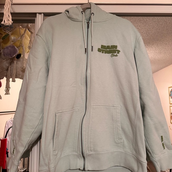 Adelaide’s Fort Main Street club zip up - Picture 2 of 4